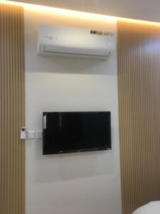 a television on a wall in a room at أفضل ليلة وحدات سكنية بطابع منزلي in Al Hofuf