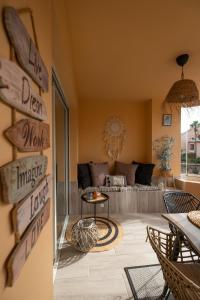 salon z kanapą i stołem w obiekcie Aquamarine apartment in Marina Sotogrande w mieście Sotogrande
