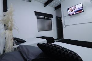 TV a/nebo společenská místnost v ubytování Hotel Casa Laureles Malibú
