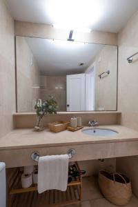 łazienka z umywalką i dużym lustrem w obiekcie Aquamarine apartment in Marina Sotogrande w mieście Sotogrande +29 zdjęć