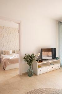 Telewizja i/lub zestaw kina domowego w obiekcie Aquamarine apartment in Marina Sotogrande