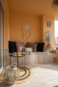 salon z łóżkiem i stołem w obiekcie Aquamarine apartment in Marina Sotogrande w mieście Sotogrande