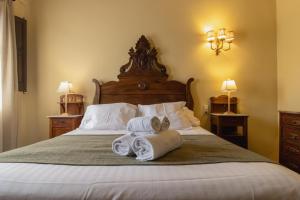 a bedroom with a bed with towels on it at Hostal La Riera de Peratallada in Peratallada