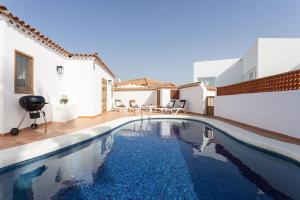 ein Swimmingpool im Hinterhof eines Hauses in der Unterkunft Casa San Andres By Bransford in San Miguel de Abona