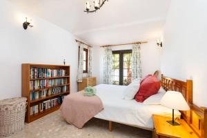 ein Schlafzimmer mit einem Bett und einem Bücherregal in der Unterkunft Casa San Andres By Bransford in San Miguel de Abona + 44 Fotos