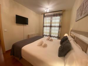 una camera da letto con un letto con due cappelli sopra di Canillo L'Areny Star HUT - 8303 a Canillo