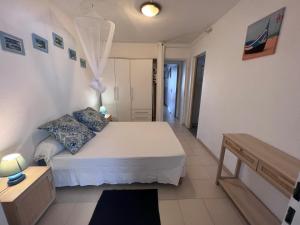 Ένα ή περισσότερα κρεβάτια σε δωμάτιο στο Appartement F3 à proximité des plages