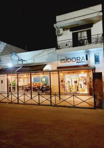 a store front of a restaurant at night at Parque in Gualeguaychú