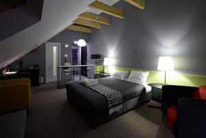 ドニプロにあるNewportのベッドルーム1室(ベッド1台、テーブル付)