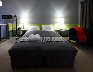 ドニプロにあるNewportのベッドルーム(大型ベッド1台、椅子付)