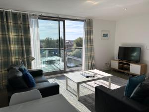 Un televizor și/sau centru de divertisment la Principal Apartments - Clyde Waterfront Apartments
