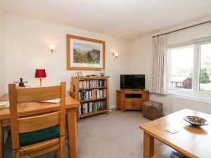 sala de estar con mesa de comedor y TV en Buttermere, en Ambleside