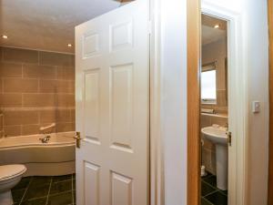 Un baño con inodoro, bañera y lavabo. en Buttermere, en Ambleside 12 fotos más