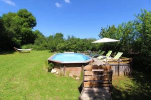 Bazén v ubytování Pigeonnier Secret Piscine, Spa et Hammam proche des Gorges de l'Aveyron nebo v jeho okolí