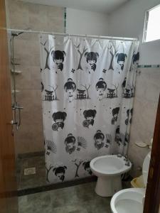 een badkamer met een douchegordijn met schedels bij Cabañas Brisas Del Mirador in Bialet Massé