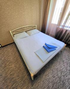 Postel nebo postele na pokoji v ubytování Квартира в центрі Драгоманова 64,поряд центр міста, Поля,шпиталь, швидка на Антоновича, 16лікарня