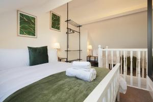 Postel nebo postele na pokoji v ubytování Beighton - 3 Bed Spacious Home with FREE Parking, Great for Groups & Families - Hosted by Stay Host Save