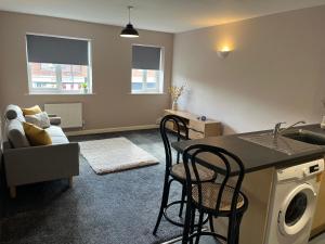Ruang duduk di Modern flat in the heart of Bedworth