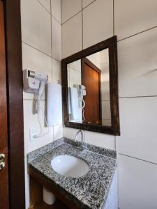 un baño con lavabo y espejo en Kaapalua, en Porto de Galinhas 100 fotos más