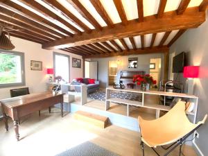a living room with a wooden ceiling at Le Chalet enchanté avec Vue panoramique - 10p in Sévigny