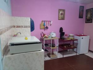ラ・チョレラにあるBeautiful villa for singles, couples, families and groups cozy stayのシンクと冷蔵庫付きのキッチン