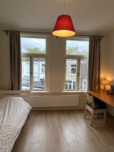 Postel nebo postele na pokoji v ubytování Beautiful house in Delft + 29 fotografií