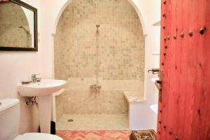 Authentic Riad with Bay View - Heart of Kasbah by CozyHome的一间浴室