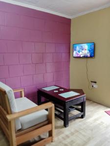 TV a/nebo společenská místnost v ubytování Tiny Haven