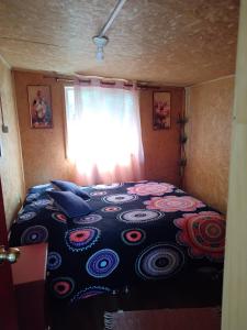 蒙特港casa familiar Roxana con habitaciones individuales privacidad total的一间带床的卧室，位于一间有窗户的房间里