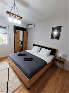 a bedroom with a large bed in a room at Apartman Vista Centar in Smederevo