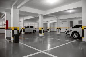 巴拉奈里奥-坎布里乌Concept Hotel Flat的一个停着两辆车的停车场