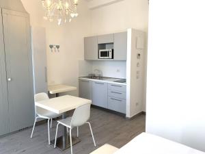 A kitchen or kitchenette at Daniel Apartments