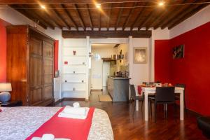 Ένα ή περισσότερα κρεβάτια σε δωμάτιο στο VISTA Sulla BASILICA - LUCCA Centro - Wifi +9 φωτογραφίες