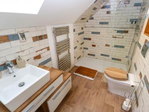 Et badeværelse på Black House Cottage + 32 billeder