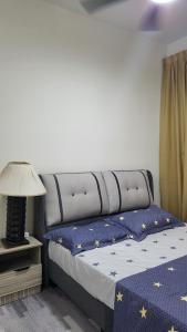 En eller flere senge i et værelse på Rumah Santai 4 Bedrooms Bangi Kajang + 11 billeder