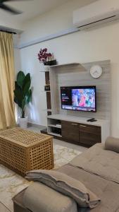 Et tv og/eller underholdning på Rumah Santai 4 Bedrooms Bangi Kajang