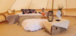 波特拉什North Coast Glamping - The Open 2025的带帐篷的客房内的一张床位