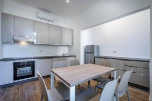 Kuchnia lub aneks kuchenny w obiekcie YD elegant apt with garden