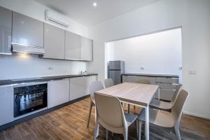 una cucina con tavolo e sedie in legno di YD elegant apt with garden a Firenze