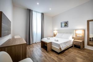 sypialnia z łóżkiem, biurkiem i oknem w obiekcie YD elegant apt with garden we Florencji