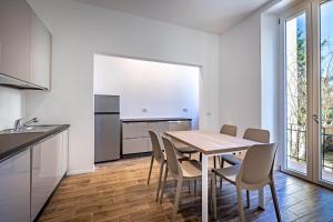 Kuchnia lub aneks kuchenny w obiekcie YD elegant apt with garden