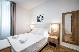 Łóżko lub łóżka w pokoju w obiekcie YD elegant apt with garden