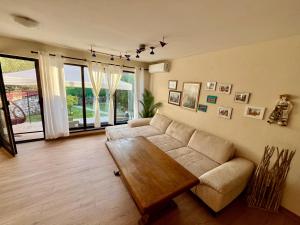 PerushtitsaВила Динати的客厅里有一张沙发和一张桌子。