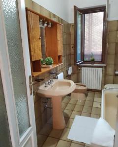 un baño con lavabo e inodoro en La Magnolia, en Venaria Reale 52 fotos más