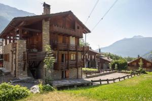 a building with a balcony on the side of it at Chalet di Charme a Courmayeur in Courmayeur