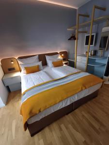 Ένα ή περισσότερα κρεβάτια σε δωμάτιο στο Lint Hotel Köln