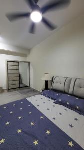 En eller flere senge i et værelse på Rumah Santai 4 Bedrooms Bangi Kajang