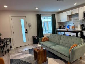 Η κουζίνα ή μικρή κουζίνα στο Luxury Suite in Dtw/Free Parking