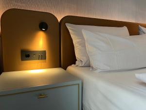 Ένα ή περισσότερα κρεβάτια σε δωμάτιο στο Lint Hotel Köln