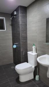 Et badeværelse på Rumah Santai 4 Bedrooms Bangi Kajang